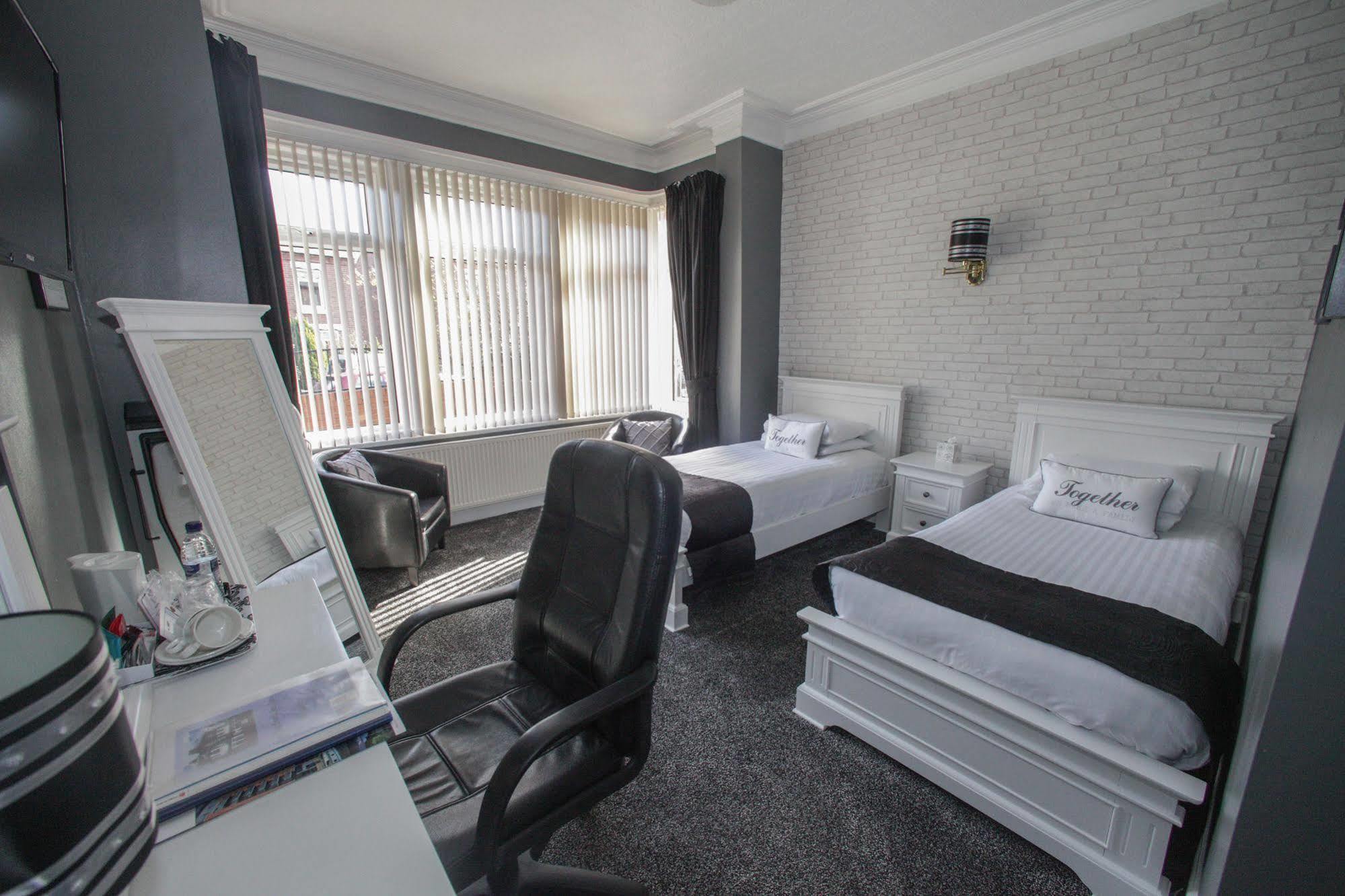 Tower House Executive Guest House بونتفراكت المظهر الخارجي الصورة