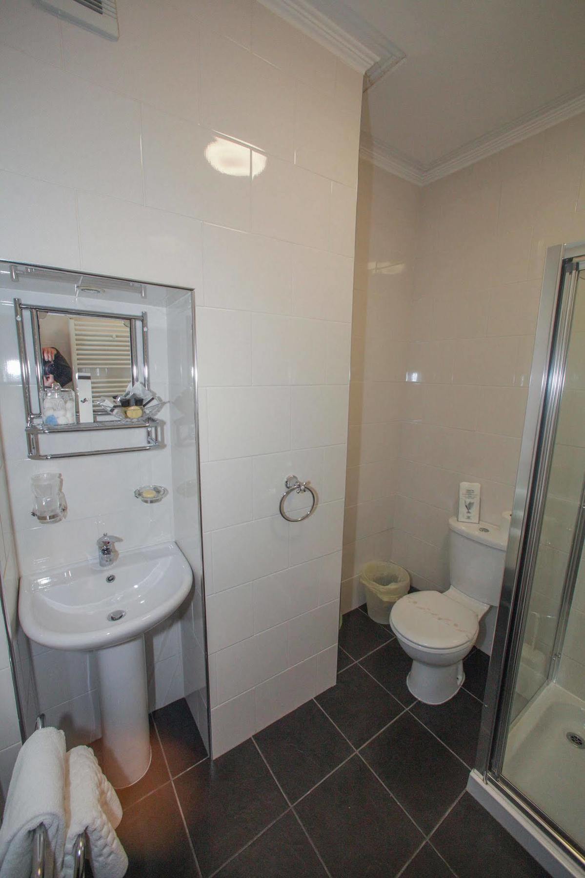 Tower House Executive Guest House بونتفراكت المظهر الخارجي الصورة