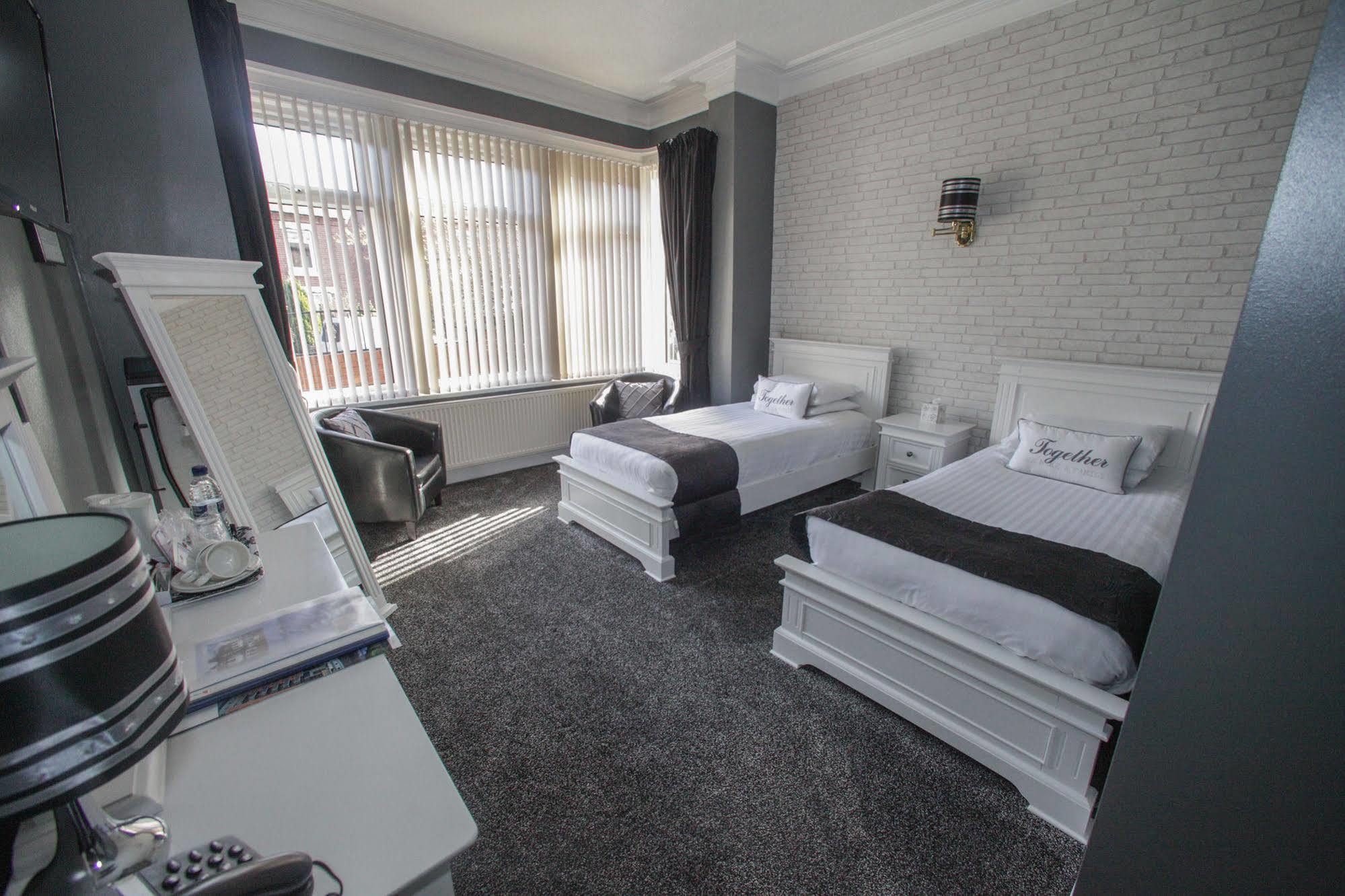 Tower House Executive Guest House بونتفراكت المظهر الخارجي الصورة